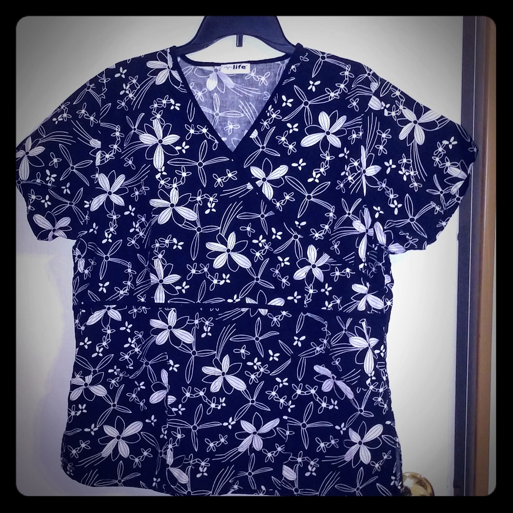 🖤 Life Floral Scrub Top Size Large 🖤